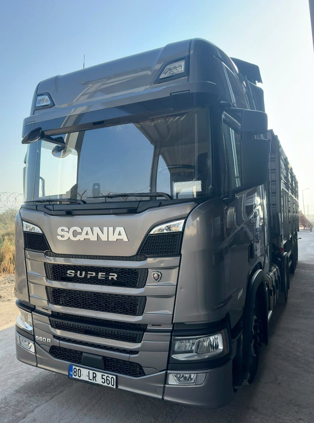 Şirket ortaklarımıza ait Scania 560 çekici, dökme yük seferi öncesi