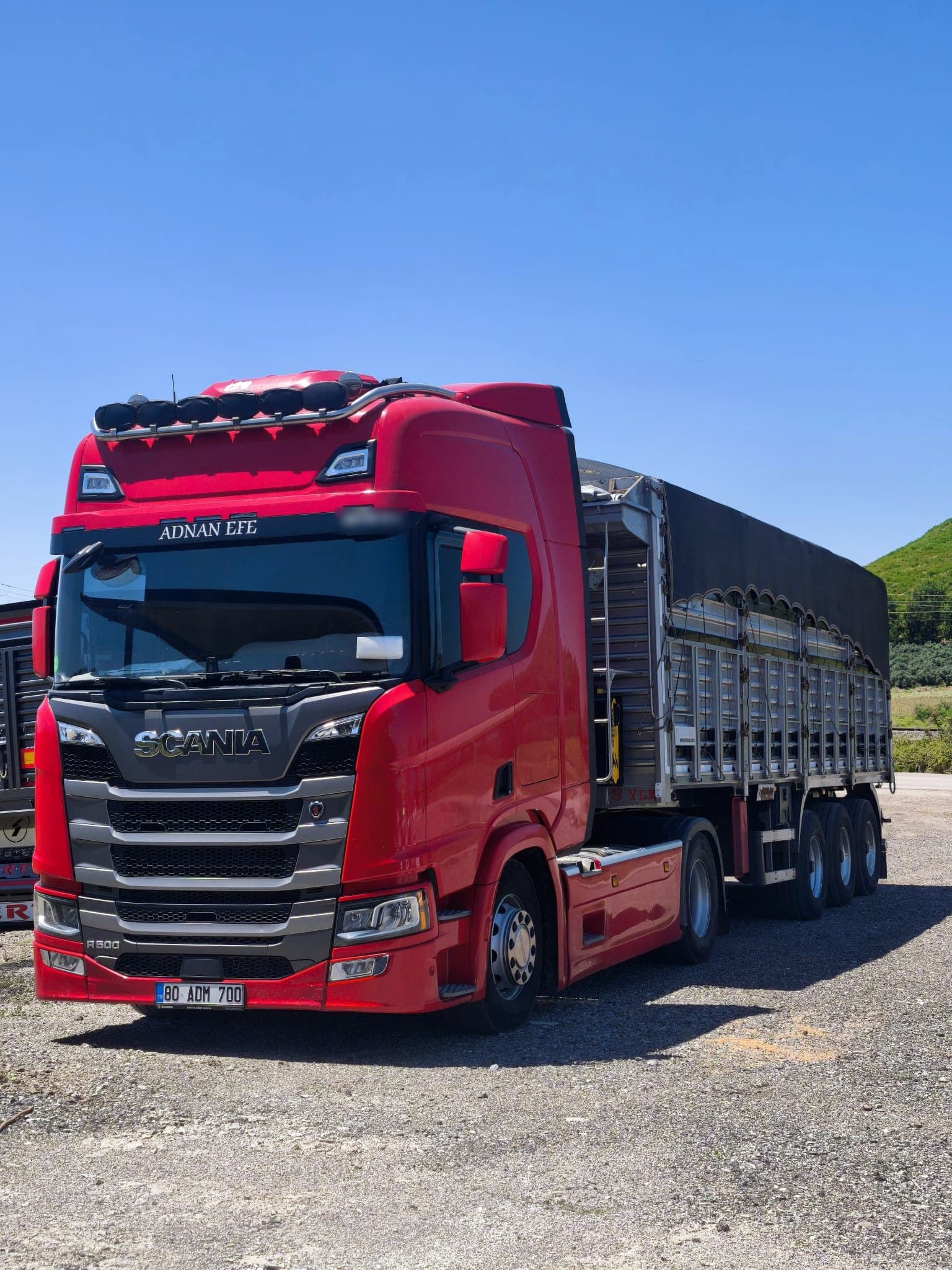 Şirket ortaklarımıza ait kırmızı Scania çekici, yüklü kapaklı dorseyle güzergâh üzerinde