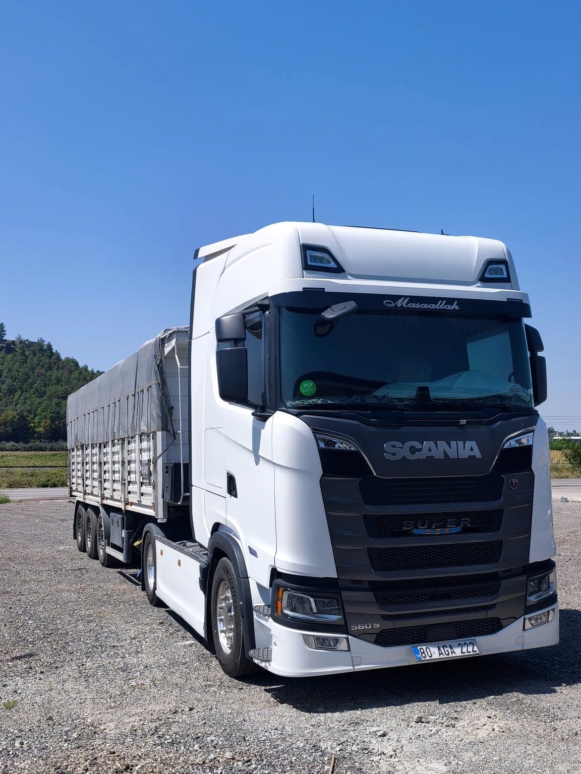 Şirket ortaklarımıza ait beyaz Scania çekici, kapaklı dorseyle Osmaniye'de sefer öncesi