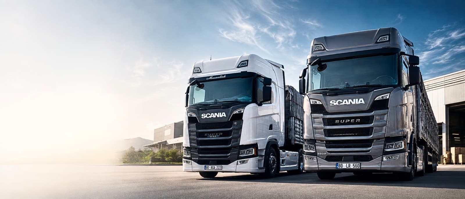 Çolakkadıoğlu Lojistik — yüklemeden teslimata kadar. İki Scania çekicimiz sefer öncesi yan yana